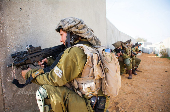 Hình ảnh nữ binh sĩ Israel huấn luyện tác chiến với khẩu IWI X95 biến thể rút gọn của súng trường tấn TAR-21.