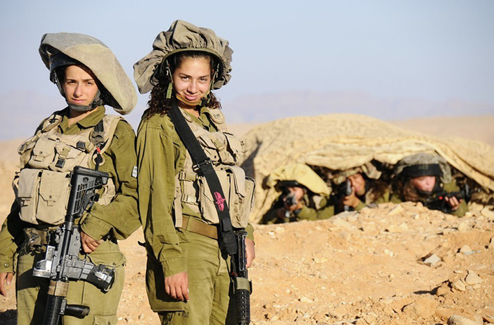 Nữ giới phục vụ trong hầu hết các đơn vị Quân đội Israel, từ các đơn vị hậu cần cho đến các đơn vị chiến đấu ở tuyến đầu, và trên chiến trường các nữ binh sĩ Israel tỏ ra không hề thua kém các binh sĩ nam. Thậm chí trong một số đơn vị bộ binh của Israel có tới 2/3 quân số là nữ.