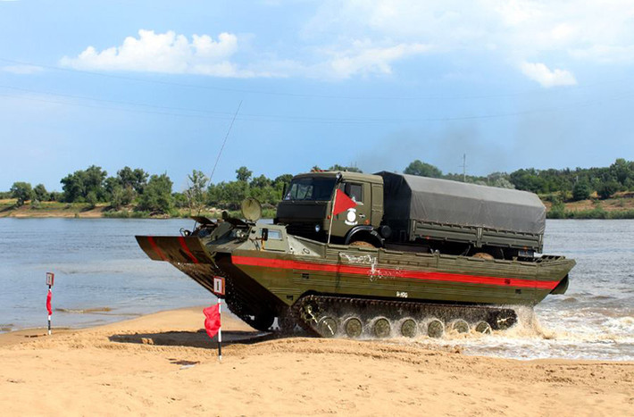 Xe lội nước PTS mang theo xe tải đặc chủng Ural vượt qua chướng ngại nước. Nguồn ảnh: Bộ Quốc phòng Nga