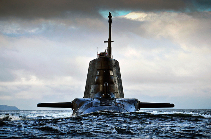 Tàu HMS Ambush có lượng giãn nước tối đa khi lặn là 7.400 tấn, dài hơn 11m, với hai lò phản ứng hạt nhân Rolls-Royce PWR cùng máy phát điện MTU có công suất 600 kilowatt nó có thể hoạt động liên tục trên biển trong vòng 25 năm. Giới hạn của HMS Ambush là nhu yếu phẩm cho phi hành đoàn hoặc lịch bảo trì định kỳ.