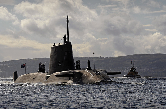 Tàu ngầm tấn công hạt nhân HMS Ambush được Hải quân Hoàng gia Anh đưa vào trang bị chính thức từ năm 2013 và là tàu thứ hai thuộc lớp Astute. Trong thời gian gần đây nó cũng tham gia vào một phần các hoạt động quân sự chống lại phiến quân IS khi hoạt động ngoài khơi vùng biển Libya.