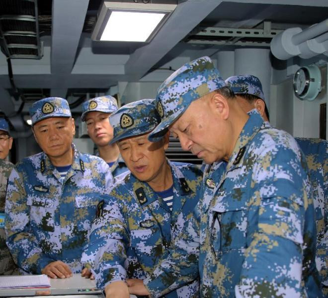 Tư lệnh Hải quân Trung Quốc Ngô Thắng Lợi trực tiếp chỉ đạo cuộc tập trận bắn đạn thật này. Ngoài ra, tham gia tập trận còn có Chính ủy Hải quân Miêu Hoa và lãnh đạo Bộ Tổng tham mưu PLA.