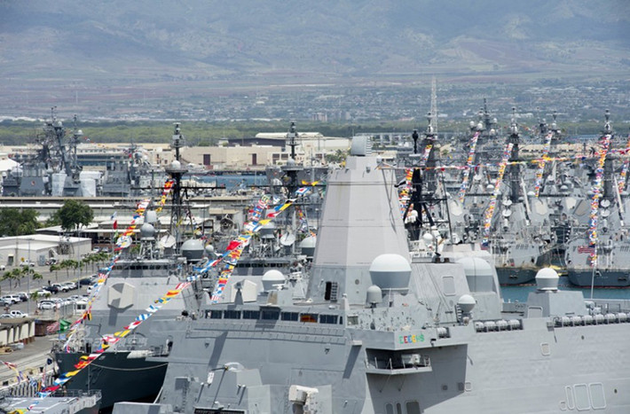 Theo Hải quân Mỹ, đợt tập trận RIMPAC-2016 đã chính thức diễn ra từ hôm 30/6 và sẽ kéo dài cho đến ngày 4/8 với sự góp mặt của 45 tàu chiến đến từ 26 quốc gia trên thế giới cùng 25.000 binh sĩ. Và lúc này tại Trân Châu Cảng ta có thể dễ dàng nhìn thấy hạm đội tàu chiến khủng lồ của các nước đang neo đậu tại đây.