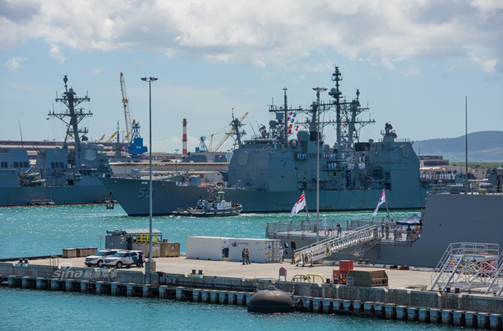 Trong ảnh là tuần dương hạm lớp Ticonderoga - USS Mobile Bay (CG-53) của Hải quân Mỹ. Được biết đại diện Hải quân Mỹ tham gia RIMPAC-2016 là Phó Đô đốc Nora Tyson chỉ huy của Hạm đội 3.