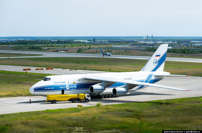Theo English Russia, công ty vận tải hàng không Volga-Dnepr của Nga là một trong số ít doanh nghiệp hàng không trên thế giới sở hữu đội bay An-124 với phi đội lên tới 12 chiếc. Và trong phóng sự ảnh hôm nay chúng ta sẽ cùng khám phá cách An-124 vận chuyển một thiết bị máy có trọng lượng lên tới 115 tấn.
