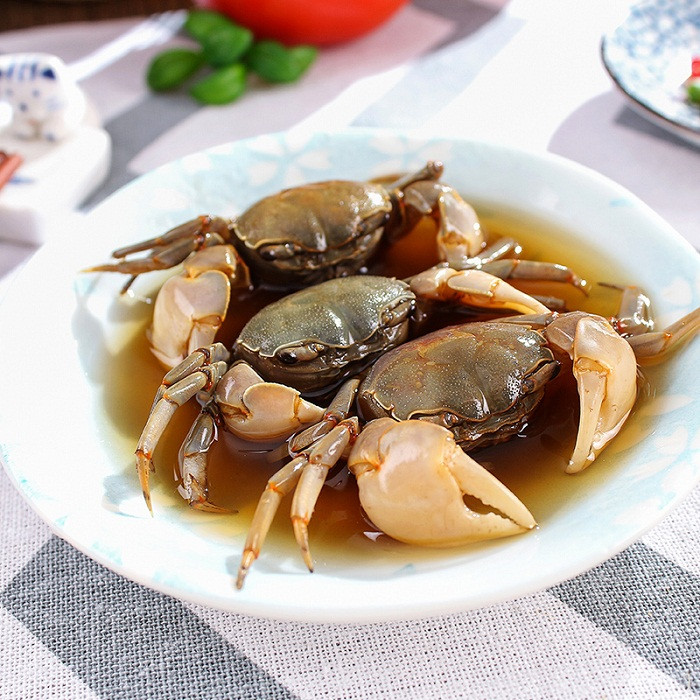 Thay vì hấp chúng trên bếp lửa, người dân Thượng Hải còn có cách ăn vô cùng độc đáo mà không qua bất kỳ bước xử lý nhiệt nào.
