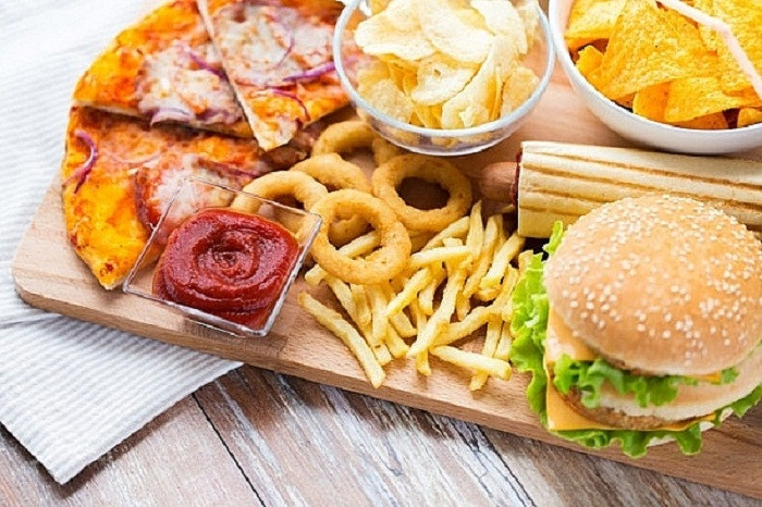 Thực phẩm nhiều chất béo. Thực phẩm giàu chất béo thường chứa lượng cholesterol cao. Khi đi vào cơ thể, chúng gây béo phì, rối loạn nội tiết và loạt vấn đề sức khỏe khác.