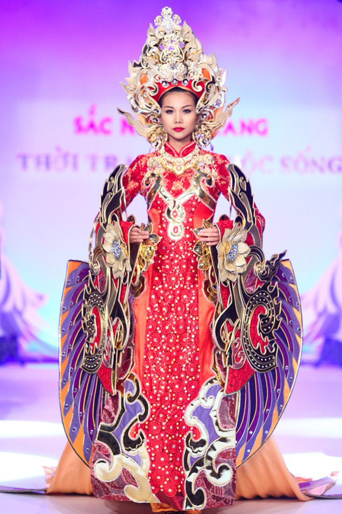Một lần khác, siêu mẫu Thanh Hằng đảm nhận vai trò kết màn bộ sưu tập áo dài Phụng thiên vũ với trang phục nặng 60kg.