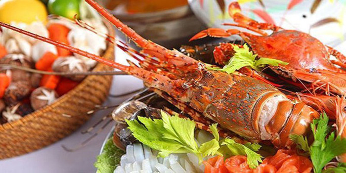 Hải sản. Hải sản chứa nhiều protein bổ dưỡng cho người dùng nhưng cũng đứng top đầu danh sách thực phẩm không để qua đêm. Sau khi bảo quản, protein trong hải sản sẽ phân hủy, không thể loại bỏ hết hoàn toàn dù đun nấu ở nhiệt độ cao. Bên cạnh đó, hải sản cũng là thức ăn có chứa nhiều muối, dễ dàng chuyển hóa và sản sinh ra nitrit làm tăng nguy cơ ung thư.