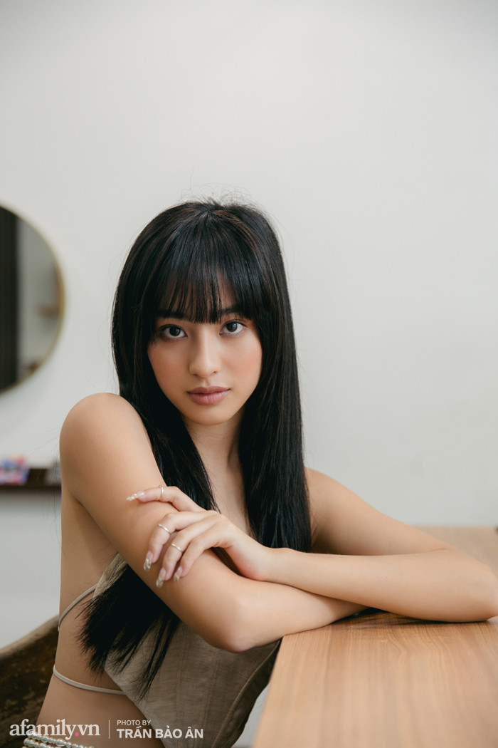 Sở hữu gương mặt với vẻ đẹp hiếm có, vô cùng cuốn hút khi pha trộn các đường nét Á Đông và cảm giác khỏe khoắn, gợi cảm của phương Tây.