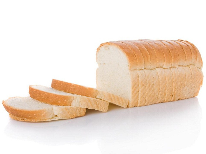 Bánh mì. Cất vào tủ lạnh, bánh mì nhanh chóng hấp thụ tất cả các mùi khó chịu. Thêm vào đó, môi trường ẩm ướt, không khí khó lưu thông còn là điều kiện lý tưởng cho nấm mốc phát triển.