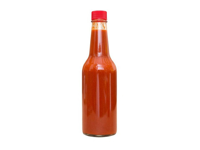 Nước sốt cay. Nước sốt cay chứa sẵn đường, giấm và muối – những chất bảo quản tự nhiên. Chính vì vậy, bạn chỉ cần giữ chúng ở nhiệt độ phòng rồi dùng dần là được.