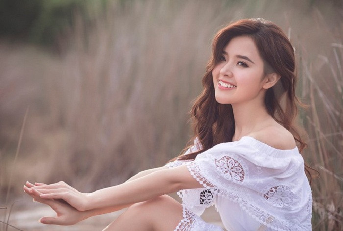 Midu có gu thời trang an toàn nhất nhì showbiz Việt. Thường xuyên khoác lên mình set đồ kín đáo, diễn viên Thiên mệnh anh hùng khoe vẻ đẹp băng thanh ngọc khiết.