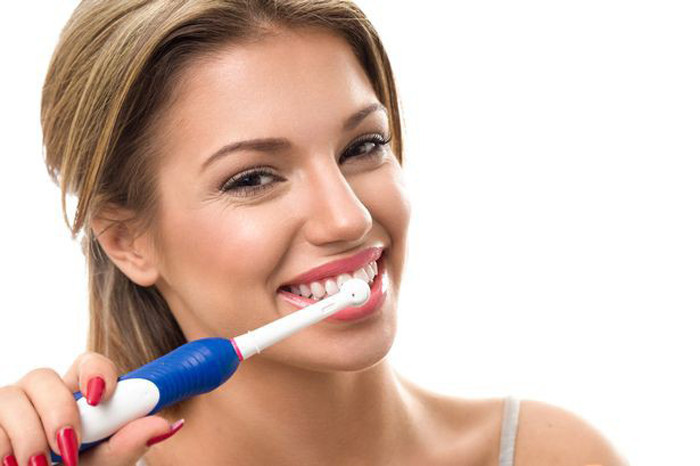 Bàn chải đánh răng. Lông bàn chải với môi trường ẩm ướt là điều kiện lý tưởng để vi khuẩn sinh sôi. Việc dùng chung dụng cụ vệ sinh cá nhân này khiến vi khuẩn gây hại dễ dàng chuyển từ miệng người này sang người khác. Tình trạng sẽ trở nên nghiêm trọng hơn nếu người dùng có vấn đề răng miệng như lở loét, chảy máu chân răng.