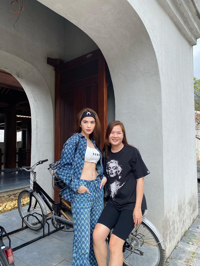 Dễ thấy, “nữ hoàng nội y” thường xuyên mặc áo croptop lộ vòng eo trứ danh kết hợp quần ống rộng.