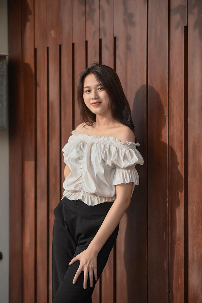 Xuất hiện lộng lẫy suốt hành trinh cuộc thi, hoa hậu gốc Thanh Hóa khiến người hâm mộ bất ngờ với gu thời trang nữ tính hàng ngày. Dù khoác lên mình những bộ đồ đơn giản song với cách phối màu khéo léo nên Đỗ Thị Hà luôn có được vẻ ngoài thanh lịch.
