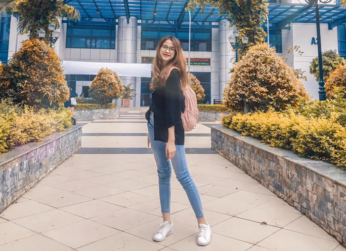 Quần Jeans và giày sneakers là hai items thường thấy của người đẹp. Chiều cao 1m75 cùng số đo hình thể 80-60-90, đặc biệt đôi chân dài 1,11m cực phẩm giúp cô vô cùng ấn tượng dù mặc thiết kế đại trà, nữ sinh nào cũng có.
