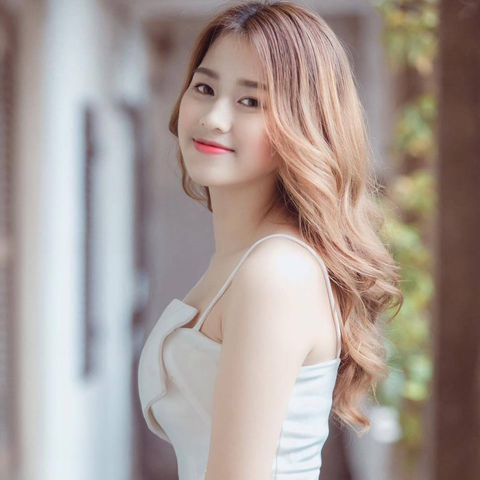 Dường như rất yêu thích màu trắng, nàng hậu một lần nữa chọn váy hai dây gợi cảm tông màu này.