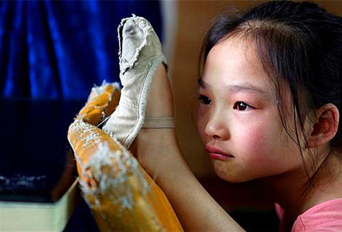 Khiêu vũ. Khiêu vũ cũng là môn năng khiếu được nhiều mẹ lưạ chọn cho con cái. Dù vậy, nếu trẻ dưới 4 tuổi bạn không nên ép tập khiêu vũ.