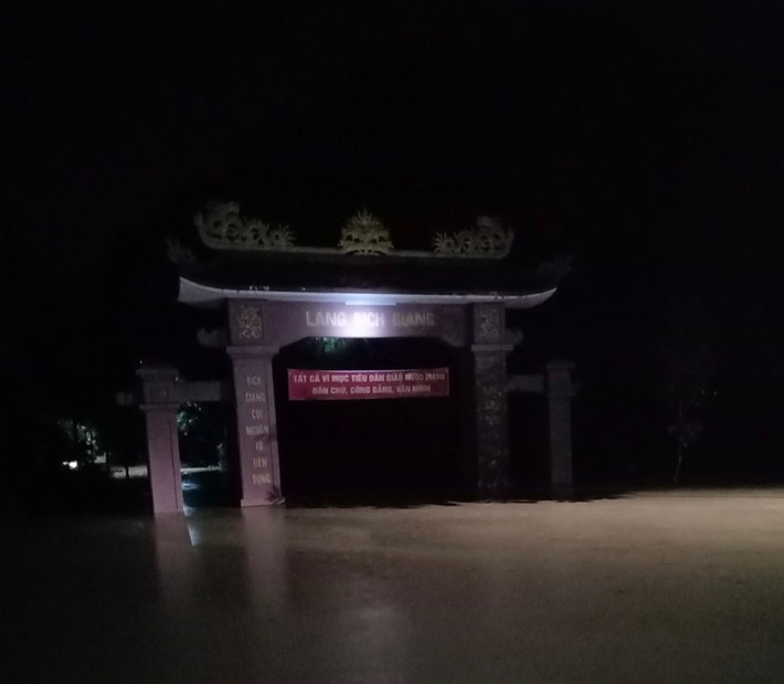 Đường làng bị ngập sâu, lãnh đạo UBND huyện Cam Lộ đã chỉ đạo các địa phương rà soát, sơ tán dân, di chuyển, kê cất đồ đạc, vật nuôi đảm bảo an toàn. Bố trí lực lượng canh gác tại các điểm cầu, tràn, đường giao thông bị ngập để hướng dẫn nhân dân đi lại đảm bảo an toàn. Đến nay tiến hành di dời 255 hộ, 550 người dân ở vùng thấp trũng đến nơi an toàn.