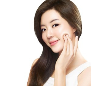 1. Dưỡng ẩm thường xuyên. Dưỡng ẩm da là bước làm đẹp rất được phụ nữ châu Á coi trọng. Họ bắt đầu bôi kem từ cằm sau đó di chuyển tới toàn khuôn mặt, vỗ những lớp kem dày để thấm vào da dần dần.