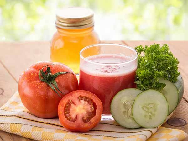 Nước ép cà chua và mật ong. Dùng hỗn hợp ước ép cà chua + mật ong, thoa lên mặt, để trong vòng 10 phút. Đây là một trong những toner tự chế tốt nhất cho da nhờn.