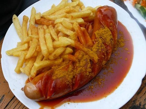 Xúc xích Cà Ri – Currywursr: Đây là món ăn nổi tiếng ở Đức được rất nhiều người ưa chuộng. Vì thế bạn có thể tìm thấy món ăn này trên các con phố hay nhà hàng hay thậm chí là trong các buổi tối của người Đức. Món ăn với nguyên liệu chính là xúc xích heo rán dài khoảng 40cm được cắt từng khoanh khéo léo hòa cùng với nước sốt cà ri và ớt bột đem đến cảm giác đậm đà.
