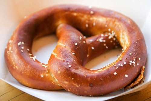 Bánh mì Đức: Bánh mì là một trong những món ăn xuất hiện thường ngày của người dân Đức với hơn 600 kiểu dáng khác nhau nhưng chủ yếu có 3 thể loại chính: bánh mì đen, bánh mì trắng, bánh mì xám. Bánh mì ở Đức thường được làm từ các loại hạt như hạt hướng dương, hạt yến mạch, hạt mè nhưng tiêu biểu là hạt lúa mạch nên bánh mì có độ mềm và xốp vừa phải tạo cảm giác lạ miệng cho thực khách.