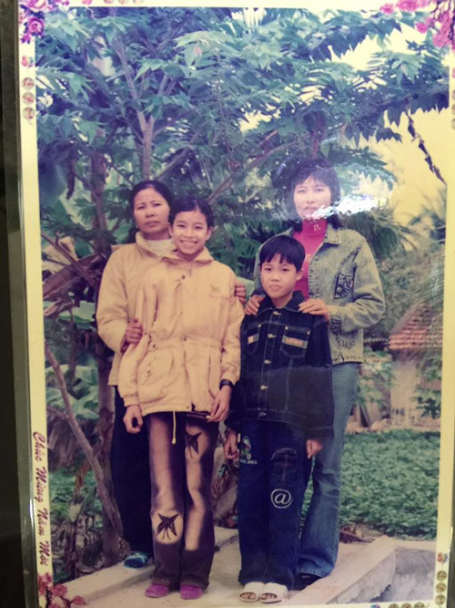 Mới đây, tân hoa hậu Phạm Hương đã công khai một số hình ảnh thời thơ ấu của mình như một cách ngầm khẳng định sắc đẹp của cô là "nguyên bản". Ảnh chụp bên gia đình của tân hoa hậu. Lúc này cô khoảng 11 tuổi.