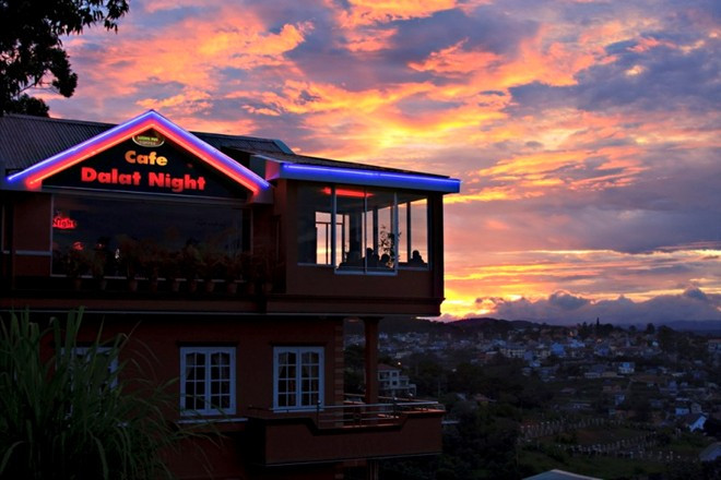 2. Dalat Nights (đường Đống Đa). Đây là một trong những quán cà phê ở Đà Lạt đẹp nhất bạn nên ghé thăm. Dalat Nights là điểm đến lý tưởng cho những ai thích ngắm sự mờ ảo của thành phố, những con dốc ẩn hiện trong sương đêm... Ảnh: Facebook của quán.