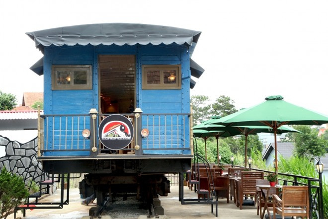 10. Dalat Train Villa (Quang Trung) với thiết kế quán như toa tàu lạ lẫm, ấm cúng. Ảnh: Facebook của quán.