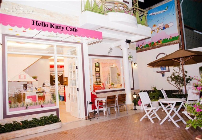 9. Hello Kitty (Nguyễn Công Trứ) thu hút giới trẻ Đà Lạt và du khách bởi những chú mèo Kitty dễ thương rải rác trên tường, trên bàn, trên các vật dụng. Ảnh: Facebook của
