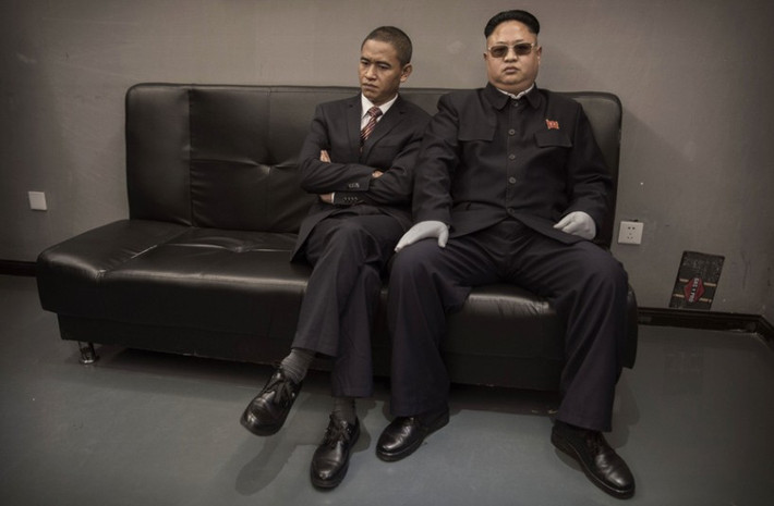 Gần đây, hai bản sao Obama và Kim Jong Un - nổi tiếng Trung Quốc của nhà lãnh đạo Triều Tiên Kim Jong Un và Tổng thống Mỹ Barack Obama đã cùng hợp tác trong một bộ phim bấm máy tại Trung Quốc.