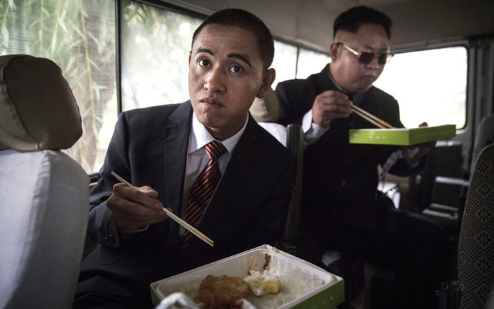 Khuôn mặt Xiao có những nét giống Tổng thống Obama hoàn toàn do tự nhiên. Tuy nhiên, anh cố chỉnh giọng để giống tiếng nói của ông chủ Nhà Trắng.