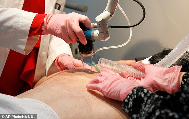Nguyên lý của phương pháp điều trị này là tạo ra các lỗ nhỏ trên da, sau đó bôi thuốc đặc trị để thuốc hấp thụ sâu vào các mô bên trong, kích thích quá trình sản xuất collagen để làm mịn da. Mỗi buổi điều trị sẽ tốn khoảng 1.500-2.000 USD (khoảng 33-44 triệu VND).