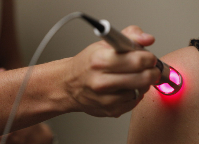 Ánh sáng laser với bước sóng phù hợp với vùng da bị sẹo bỏng. Chính bước sóng này tác động sâu vào từng tế bào da và phá vỡ cấu trúc sẹo hiệu quả chỉ trong thời gian ngắn. So với phẫu thuật cấy ghép da, điều trị sẹo bằng tia laser dễ thực hiện, ít đau đớn và nhanh hồi phục hơn.
