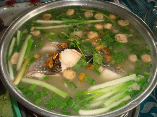 Cháo cá lóc: Đây là món ăn dân dã, đặc trưng của vùng sông nước miền Tây nhưng lại là một đặc sản để đón tiếp du khách. Cháo cá lóc ở miền Tây thường được chia làm hai loại là cháo cá lóc rau đắng hoặc cháo cá lóc rau mồng tơi. Cá lóc đồng sau khi làm sạch, đem luộc chín, lột da và lấy hết xương, thịt cá trắng tinh được xếp gọn gàng trên đĩa. Tùy sở thích mà người ta có thể ăn kèm món này với nấm rơm, thêm rau đắng hoặc rau mồng tơi, cải xanh.