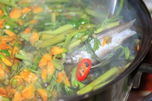 Lẩu cá linh bông điên điển: Tuy chỉ là một món ăn hương đồng gió nội, nhưng lẩu cá linh bông điên điển chinh phục người ăn ngay từ màu sắc, hương thơm thoang thoảng cùng vị chua thanh của nước dùng. Bên cạnh đó là thịt cá béo ngọt ăn kèm nước mắm nguyên chất, càng làm cho món lẩu này trở nên đậm đà.