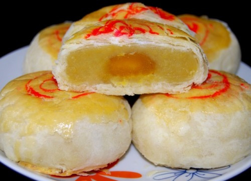 Bánh pía: Bánh pía Sóc Trăng không quá ngọt và không quá béo, có thể ăn lai rai không biết ngán. Những người khách phương xa đến đây, khi về ai cũng mua một ít bánh làm quà cho người ở nhà. Chiếc bánh nhỏ bé nhưng ẩn trong đó là hương thơm đậm đà của vùng đất Nam Bộ. Có thể gọi bánh pía là một món ngon miền Tây "được lòng" du khách nhất.