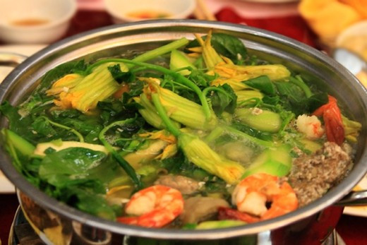 Lẩu cua đồng: Món ăn dân dã miền Tây này khá phổ biến, tùy từng địa phương mà được biến tấu với các thành phần khác nhau như: cua đồng, tôm, ghẹ, các loại rau... Dù có biến tấu như thế nào, nó vẫn giữ được hương vị ngọt thanh mát đặc trưng của cua đồng. Trong những ngày nắng nóng như hiện nay, được thưởng thức hương vị thơm ngon, thanh mát của nồi lẩu cua đồng bốc khói thì không còn gì lý tưởng bằng.