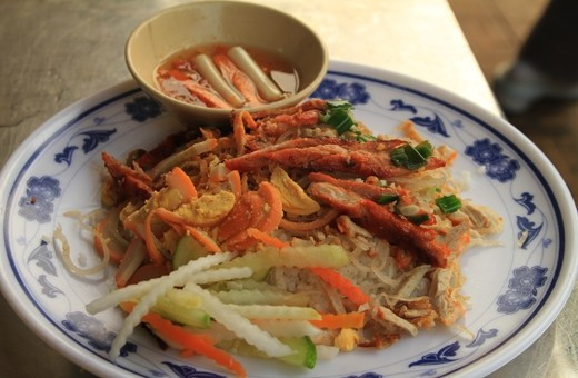 Cơm tấm: Ở miền Tây, cơm tấm là một món ăn phổ biến mà bạn có thể thưởng thức ở bất cứ nơi đâu. Không chỉ có cơm tấm sườn, món ăn này được biến tấu khá nhiều như cơm tấm phá lấu, cơm tấm Long Xuyên,... Tuy không có gì đặc biệt, chỉ với một đĩa cơm tấm, bên trên là sườn, phá lấu hay chả cùng ít đồ chua, mỡ hành và chén nước chấm, chỉ đơn giản như vậy thôi nhưng khi thưởng thức bạn mới cảm nhận được hết cái ngon riêng.