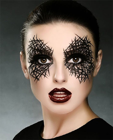 Chỉ vài đường kẻ bằng eyeliner và đôi môi thâm tím là bạn đã phần nào hóa thành nàng công chúa bị đầu độc rồi đấy.