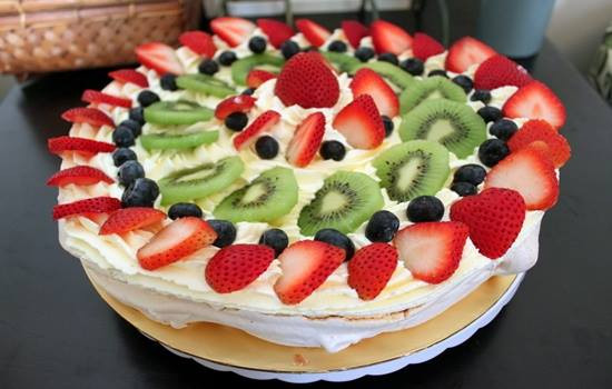 Bánh Pavlova: Là loại bánh tráng miệng ở Úc, bên ngoài được phủ bởi một lớp kem giòn, bên trong rất mềm và bên trên là một lớp trái cây tươi thường là dâu tây và kiwi. Bánh Pavlova có hình dáng khá giống với bánh gato ở Việt Nam, điều khác biệt là khi thưởng thức với một ngụm trà thật là ngọt ngào.