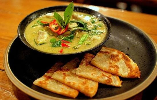 Bánh nướng cari xanh: Cà ri xanh là một nét độc đáo trong ẩm thực Thái Lan. Thành phần chủ yếu của món cà ri xanh vẫn là nước cốt dừa và ớt, nhưng người đầu bếp đã khéo léo cho vào đó húng quế, rau mùi và một số loại rau gia vị đặc trưng khác của Thái Lan. Bánh nướng là món ăn được ưa thích tại phương Tây. Bánh nướng cà ri xanh là sự kết hợp tuyệt vời giữa ẩm thực phương Đông và Phương Tây.