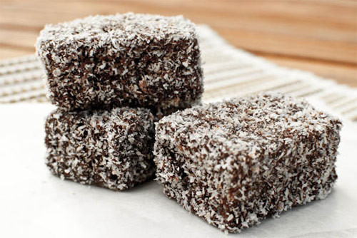 Bánh Lamington: Lamington là tên một loại bánh nổi tiếng trong số những món ăn Úc rất được ưa chuộng. Đây là loại bánh rất phổ biến trong các cửa hàng bánh, quán cafe tại Úc. Thậm chí, kể từ năm 2006, ngày 21.7 đã được chọn làm ngày Lamington toàn quốc (National Lamington Day).