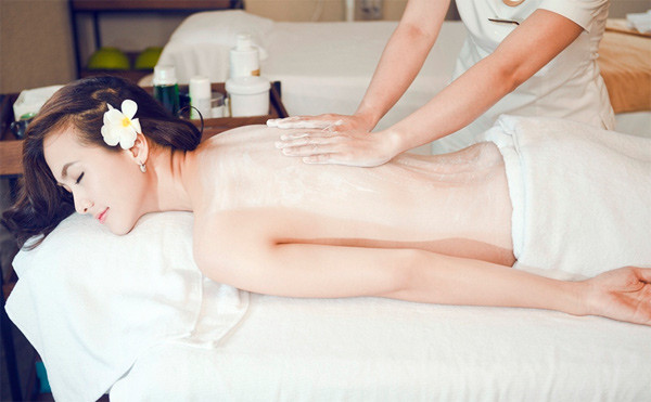8. Đánh bóng da. Đánh bóng da cũng rất phổ biến ở châu Á. Nếu bạn chưa từng nghe nói về nó trước đấy thì: đánh bóng da là một quá trình làm sạch da, sau đó là tẩy da chết nhẹ nhàng trên da, thường là với đá bọt và nó được kết thúc với kem dưỡng ẩm. Đó là một giải pháp hoàn chỉnh cho thói quen chăm sóc da, giúp loại bỏ tế bào da chết và làm sáng làn da, không cần dùng cọ làm mài mòn.