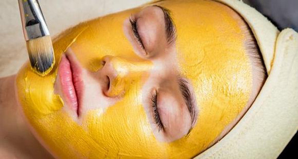 Cách sử dụng mặt nạ nghệ của phụ nữ Châu Á: trộn một thìa cà phê bột nghệ với một muỗng canh sữa hạnh nhân và một muỗng cà phê mật ong nguyên chất. Phết nó lên mặt và để khoảng 10 phút trước khi rửa đi.