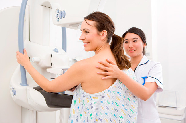 Khi bào bạn đủ điều kiện sàng lọc ưng thư vú? Tại Anh, độ tuổi đủ điều kiện để thực hiện sàng lọc ung thư vú là từ 50-70 tuổi, hiện tại nước này đang nới rộng xuống từ 47 đến 73 tuổi. Tuy nhiên, bạn vẫn có thể yêu cầu được kiểm tra ở bất cứ độ tuổi nào.