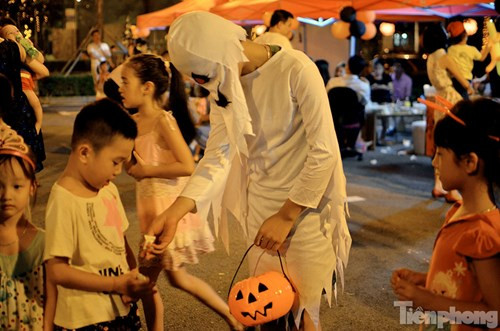 Đêm Halloween thường xoay quanh các đề tài như chuyện may rủi trên đời, các chuyện kể về ma quỷ và phù thủy...