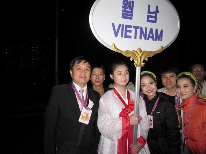Nghệ sĩ Xuân Bình (trái) cùng nhiều thành viên đoàn tham dự liên hoan nghệ thuật ở Bình Nhưỡng đầu tháng 10. Đoàn Việt Nam giành nhiều giải cao trong dịp này, trong đó có cúp vàng dành cho đạo diễn chương trình, nghệ sĩ ưu tứ Xuân Bình; cúp bạc cho nghệ sĩ ưu tú Thái Bảo; cúp bạc cho tiết mục song tấu đàn nhị sáo tác phẩm của nghệ sĩ ưu tú Quang Vinh; cúp bạc cho bài múa Triều Tiên Anh chàng cắt cỏ và cô gái hái hoa rừng. Ảnh: NVCC
